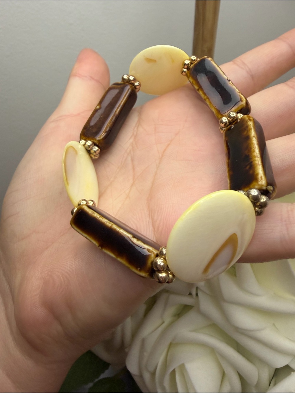 Shell and Brown Bead Stretch Bracelet - Cream and Brown